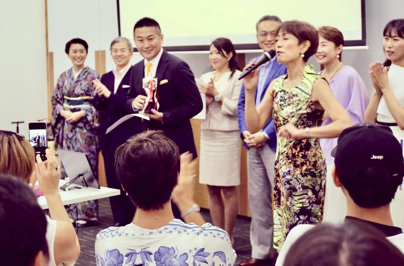 表彰式。会場があたたかい拍手に包まれました